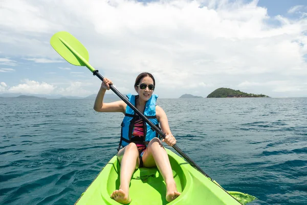 Szczęśliwa Kobieta Kamizelką Ratunkową Kajakarstwo Tropikalnym Oceanie Wyspy Wakacjach — Zdjęcie stockowe