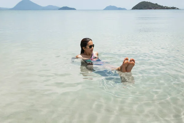 Retrato Mulher Tomando Banho Mar Férias Verão Ilha Tropival — Fotografia de Stock