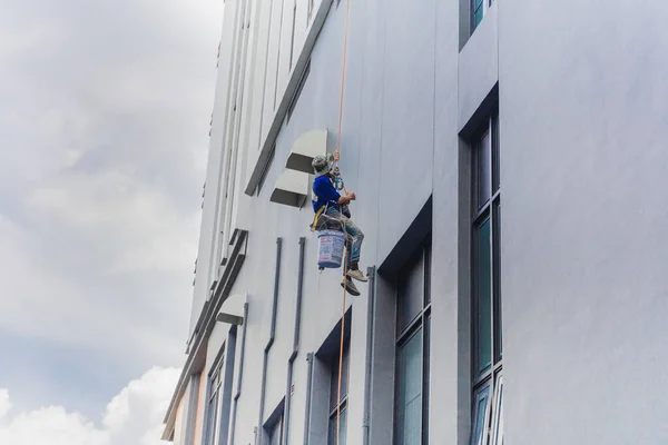 Pintor Descendo Fachada Uma Torre Construção Rapel Com Uma Corda — Fotografia de Stock