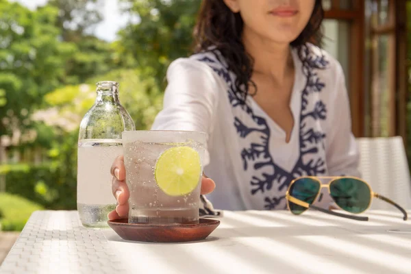 Frau Reicht Ein Glas Mit Gesundem Mineralwasser — Stockfoto