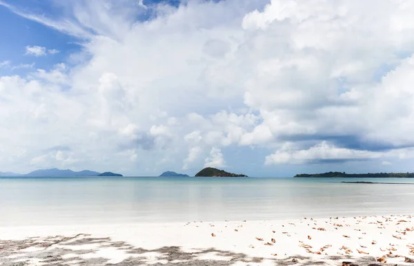 Hermosa Playa Isla Tropical Con Cielo Azul Nube Blanca — Foto de Stock