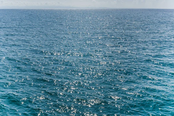 수면에 반사되는 햇빛을 바다를 배경으로 — 스톡 사진