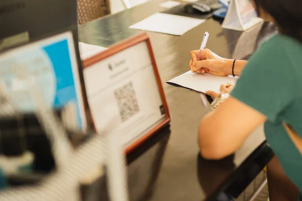 Zakenvrouw Hand Ondertekening Hotelcontract Bij Receptie — Stockfoto