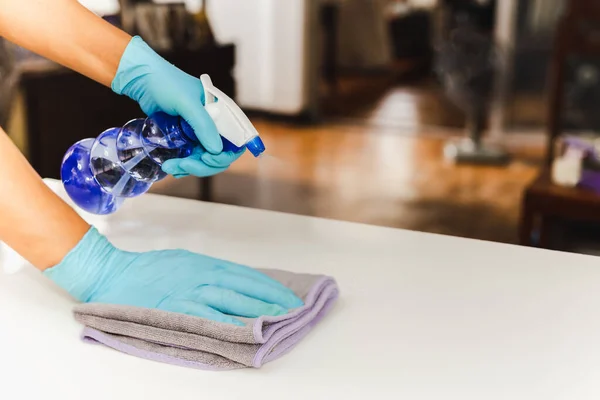 Reinigingsoppervlakken Schoonmaken Keukentafel Met Ontsmettingsmiddel Spuitfles Met Handdoek Handschoenen Covid — Stockfoto