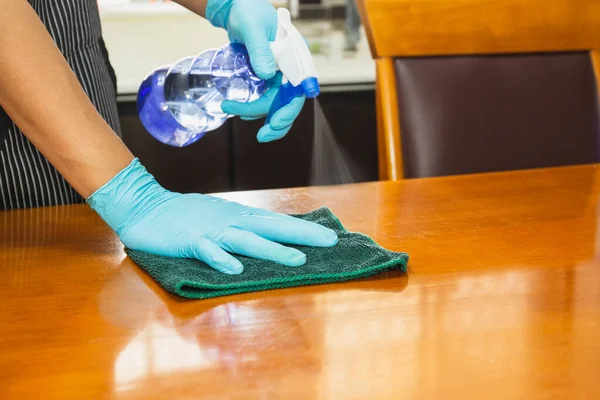 Reinigingsoppervlakken Schoonmaken Keukentafel Met Ontsmettingsmiddel Spuitfles Met Handdoek Handschoenen Covid — Stockfoto