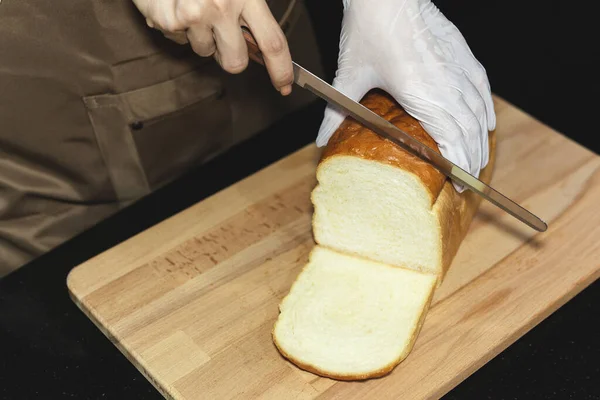Hausgemachtes Japanisches Hokkaido Brot Von Hand Auf Holzbrett Schneiden — Stockfoto