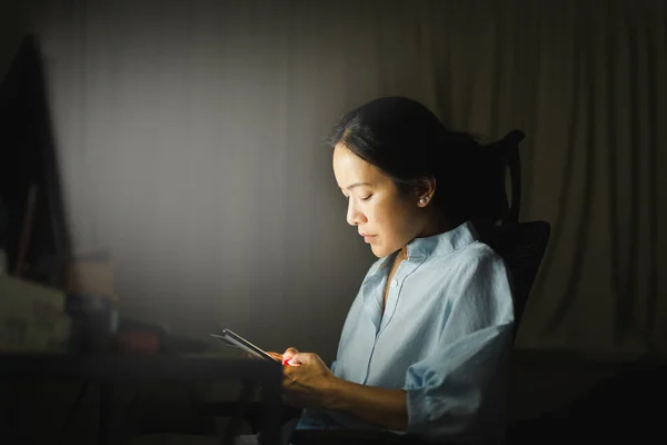 Mujer Negocios Usando Teléfono Celular Mientras Trabaja Computadora Tarde Noche —  Fotos de Stock