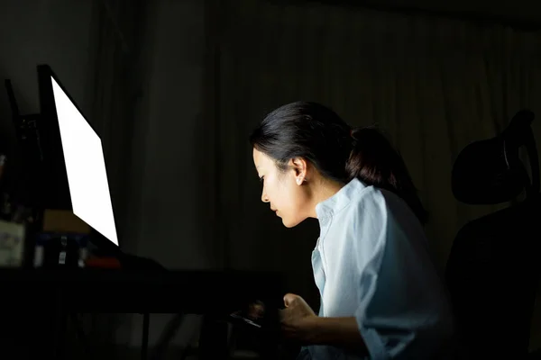 Kadını Gece Geç Saatlerde Bilgisayar Başında Çalışıyor — Stok fotoğraf