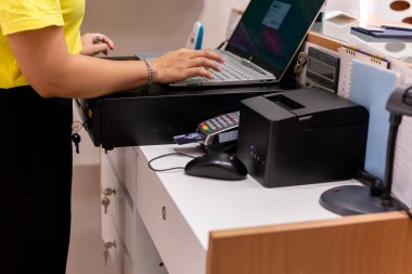 Bilgisayarda el yazısıyla klavye yazmak. Kredi kartıyla tezgah servisinde kart okumak.