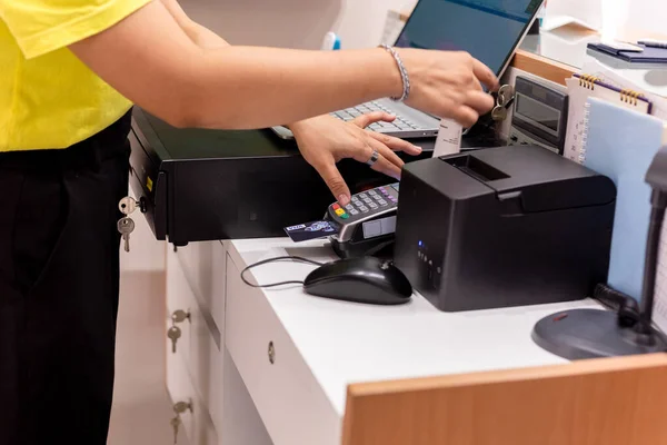 Recibo Mano Del Lector Tarjetas Crédito Mostrador — Foto de Stock