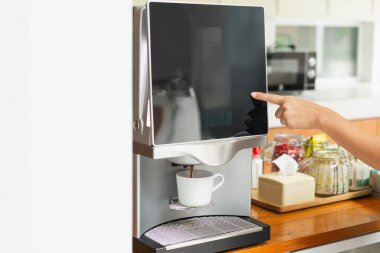 Otel tezgahında kadın el yapımı kahve makinesi.