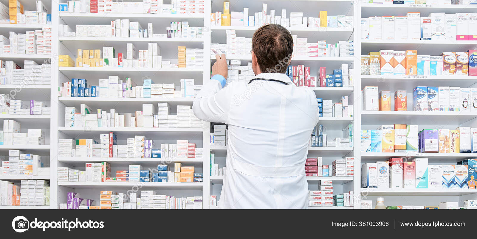 Pharmacien Rangement Des Médicaments Sur L'étagère Banque D'Images et  Photos Libres De Droits. Image 74763700