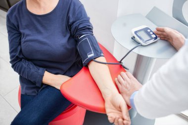 Doktor kan basıncını dijital monitörle ölçüyor. 