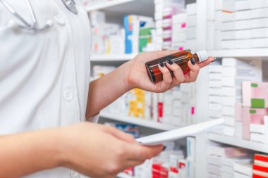 Eczanede reçeteyle ilaç arayan eczacılar