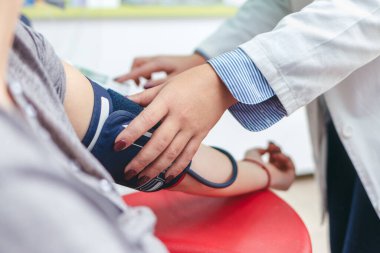 Doktor kan basıncını dijital monitörle ölçüyor. 