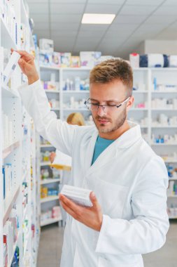 Eczanede çalışan eczacılar, meslektaşlar ve kimyagerler.