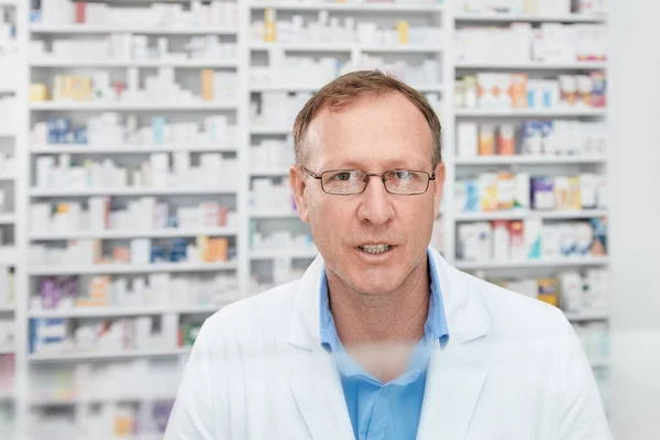 Gyógyszerész Aki Gyógyszertárban Dolgozik — Stock Fotó