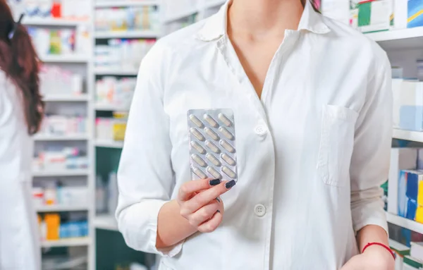 Farmacêutico Que Detém Medicamentos Farmácia — Fotografia de Stock