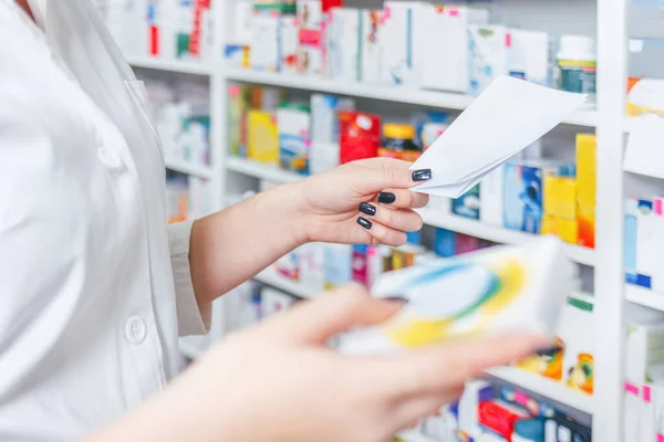 Farmacêuticos Busca Medicamentos Por Prescrição Médica Farmácia — Fotografia de Stock