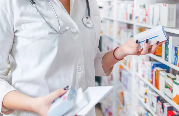 Gyógyszerészek Akik Receptre Kapható Gyógyszereket Keresnek Gyógyszertárban — Stock Fotó
