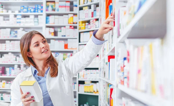 Gyógyszerész Ellenőrzi Gyógyszert Gyógyszertár Polcain — Stock Fotó