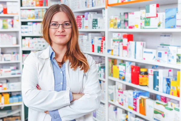 Apothekerin Steht Apotheke Drogerie Und Blickt Kamera — Stockfoto