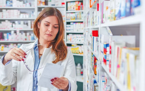 Farmacisti Alla Ricerca Farmaci Con Prescrizione Medica Farmacia — Foto Stock