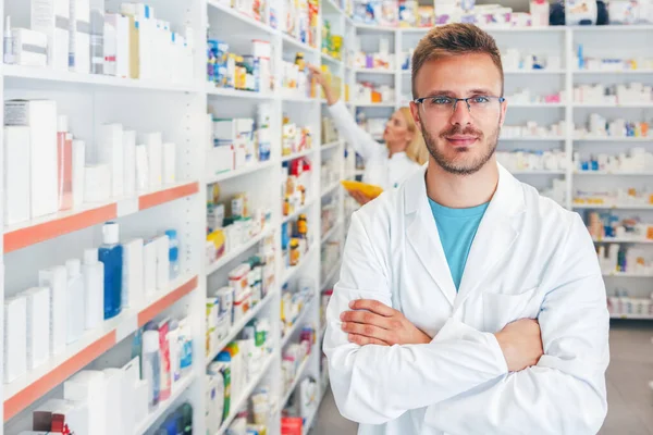 Farmacista Chimico Uomo Piedi Farmacia Farmacia Guardando Fotocamera — Foto Stock
