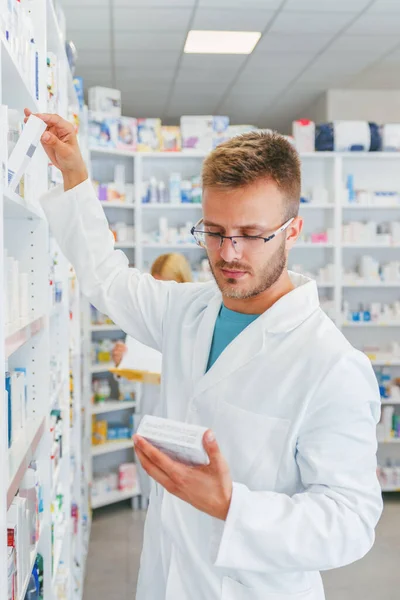 Colegas Farmacêuticos Químicos Que Trabalham Farmácia Farmácia — Fotografia de Stock