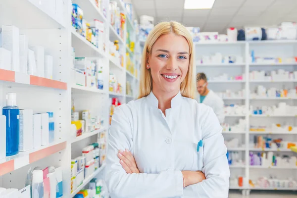 Apothekerin Steht Apotheke Drogerie Und Blickt Kamera — Stockfoto