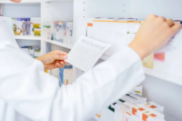 Farmacêuticos Busca Medicamentos Por Prescrição Médica Farmácia — Fotografia de Stock