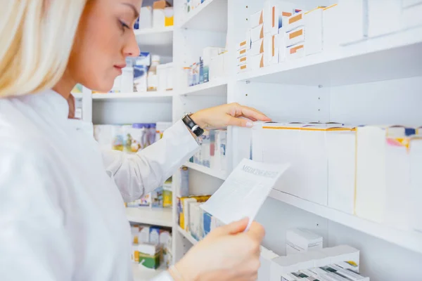 Gyógyszerészek Akik Receptre Kapható Gyógyszereket Keresnek Gyógyszertárban — Stock Fotó