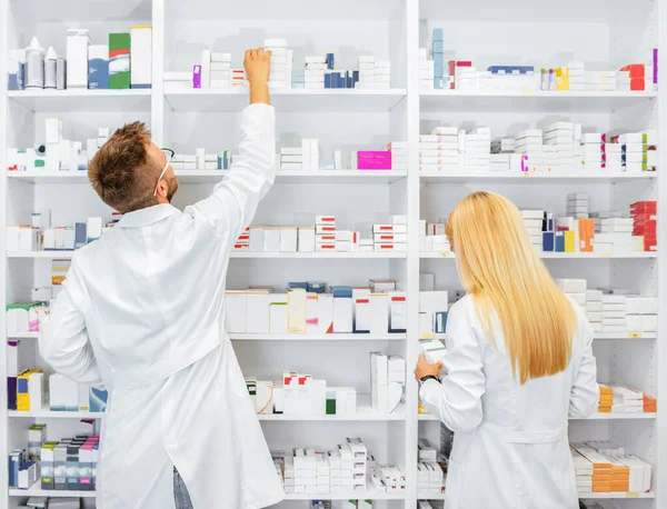 Farmacisti Colleghi Chimici Che Lavorano Farmacia Farmacia — Foto Stock