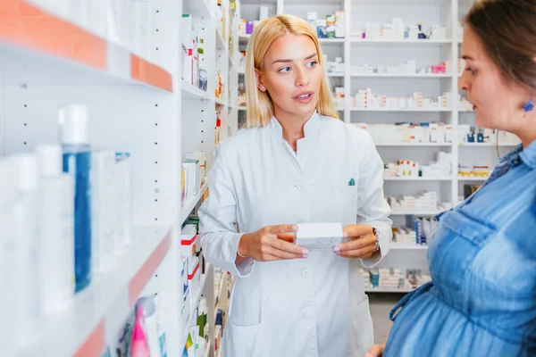 Farmacéutico Trabajo Vendiendo Medicamento Ayudando Cliente —  Fotos de Stock