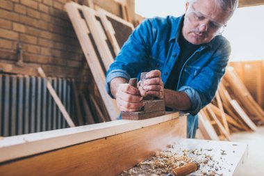 Marangoz Ortak Uçağı Kullanarak Çalışıyor