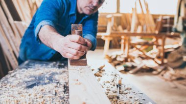 Marangoz Ortak Uçağı Kullanarak Çalışıyor