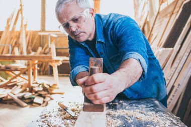 Marangoz Ortak Uçağı Kullanarak Çalışıyor