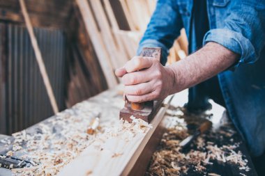 Marangoz Ortak Uçağı Kullanarak Çalışıyor