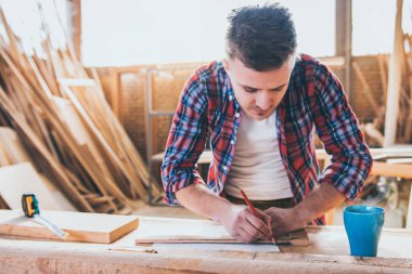 Marangozlar iş başında, ahşapla çalışıyor ve inşa ediyorlar.