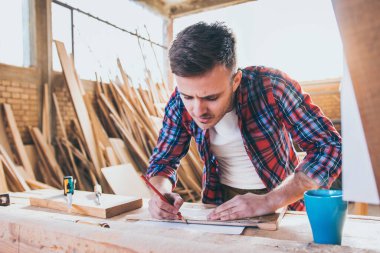 Marangozlar iş başında, ahşapla çalışıyor ve inşa ediyorlar.