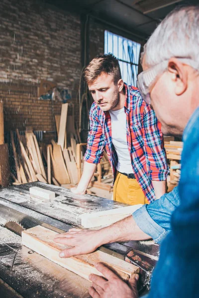 Tischler Setzen Kreissäge Werkstatt Ein — Stockfoto