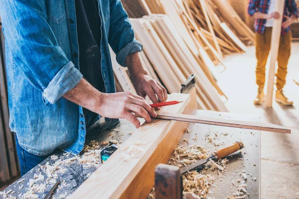 Tischler Bei Der Arbeit Beim Bauen Und Arbeiten Mit Holz — Stockfoto