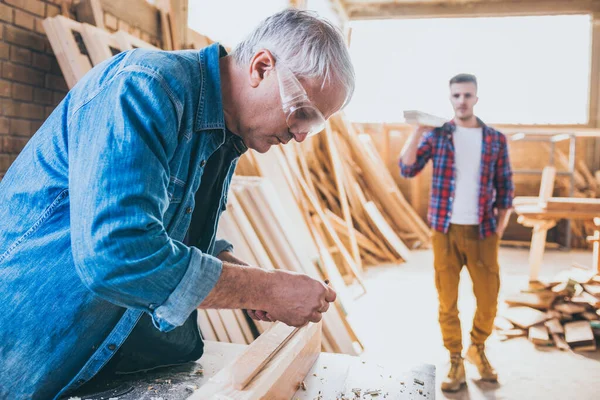 Tischler Bei Der Arbeit Beim Bauen Und Arbeiten Mit Holz — Stockfoto