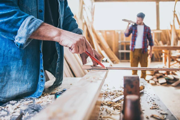 Tischler Bei Der Arbeit Beim Bauen Und Arbeiten Mit Holz — Stockfoto