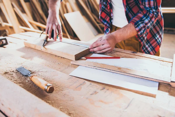 Tischler Bei Der Arbeit Beim Bauen Und Arbeiten Mit Holz — Stockfoto