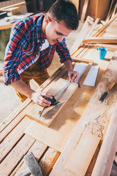 Tischler Bei Der Arbeit Beim Bauen Und Arbeiten Mit Holz — Stockfoto