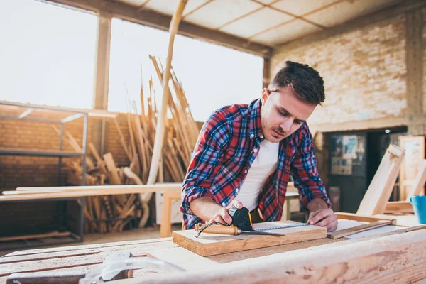 Tischler Bei Der Arbeit Beim Bauen Und Arbeiten Mit Holz — Stockfoto