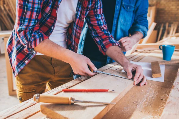 Tischler Der Holz Konstruiert Und Misst — Stockfoto