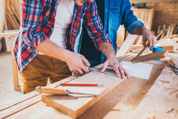 Tischler Der Holz Konstruiert Und Misst — Stockfoto