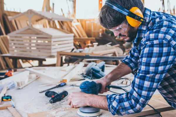 Tischler Bei Der Arbeit Beim Polieren Von Holz Mit Orbitschleifer — Stockfoto